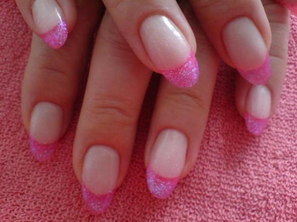 Покажите нарошенные ногти розового цвета?