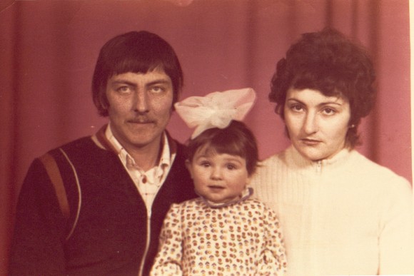 А у вас есть фото,где вы маленькие с папой и мамой?