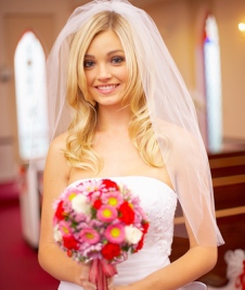 Покажите фото прически невесты на распущенные волосы и красивой фатой?