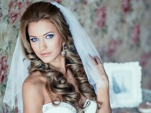 Покажите фото прически невесты на распущенные волосы и красивой фатой?