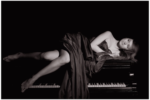 Накидайте черно белые фото (высокого качества - ссылку на них) с темой города (Ригу хорошо бы) и девушку с пианино?