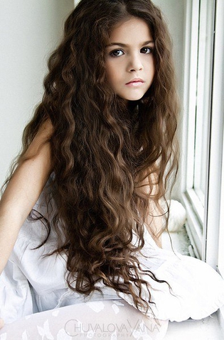 длинные средне вьющиеся волосы у девушки это косомс. а вам какие волосы у девушек кажутся самыми самыми?