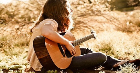 Помогите найти рисунок или клевую фотку:  девушка с гитарой?