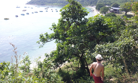 Остров Лан (Koh Larn). Полезли на горку искать обезъян.