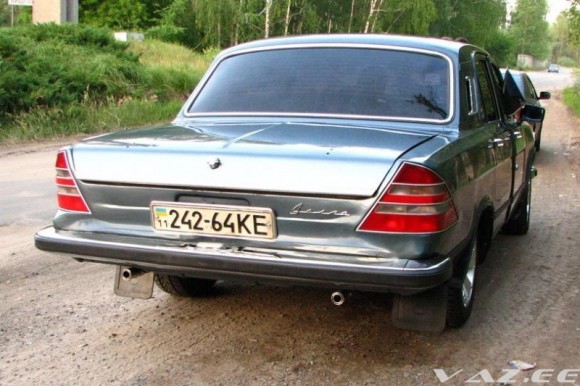 Покажите фото автомобиля ГАЗ-24 сзади(чтобы была хорошо видна выхлопная труба)?