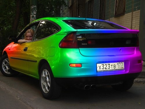 Покажите пожалуйста любой автомобиль необычного цвета? 