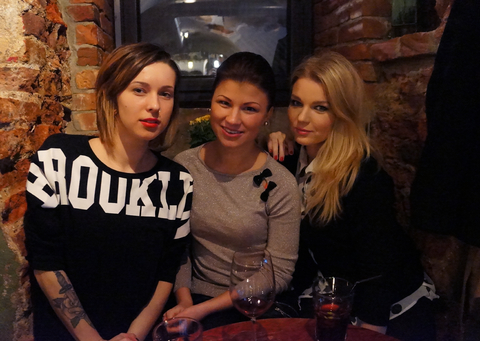 Три девицы вечерком
