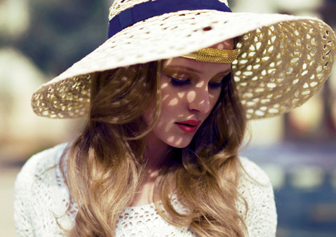 Покажите красивую шляпку под платье, которую можно носить летом для защиты головы от солнца?
