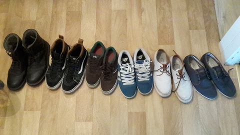 Уборка в коридоре. А сколько у вас пар обуви?