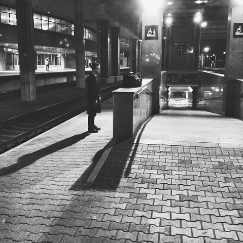 Мрачный парень на вокзале
