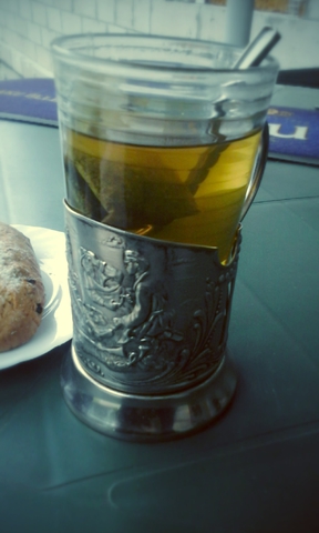 Эстонский чай, на радость, остывал очень медленно. =)