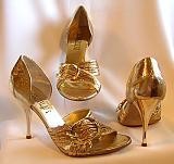 у меня черное платье "футляр"..украшение золото(часы,серьги,кольцо,цепочка) что одеть на ноги?какую обувь..цвет?доя контрастности?