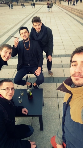 Ничего необычного. Испанец, пьющий коньяк в центре Вильнюса.