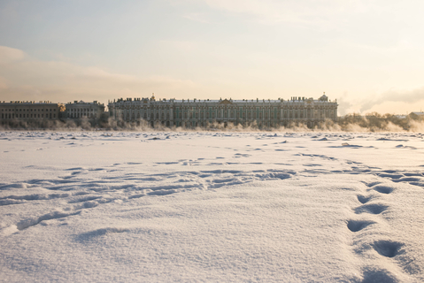 Зимний Дворец реально зимний, снято с замёрзшей Невы