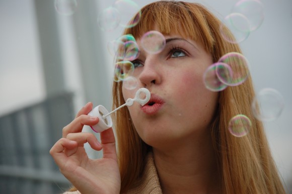 Покажете много мыльных пузырей?