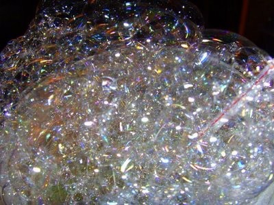 Покажете много мыльных пузырей?