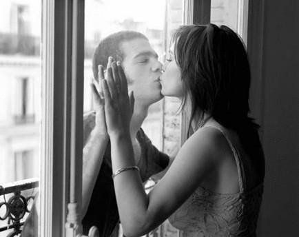 "Поцелуй у парижской мэрии" была сделана в 60 -х годах считается до сих пор самой лучшей фотографией поцелуя . а на ваш взгляд какая  самая  лучшая фотография поцелуя?