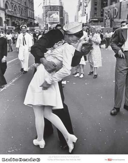 "Поцелуй у парижской мэрии" была сделана в 60 -х годах считается до сих пор самой лучшей фотографией поцелуя . а на ваш взгляд какая  самая  лучшая фотография поцелуя?