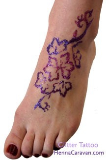 Покажите красивую татуировку на ноге?