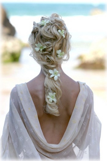 Какую причёску сделать на свадьбу, чтобы не сильно нарядно было, волосы длинные. 