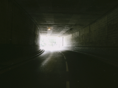 в конце тоннеля нет света.