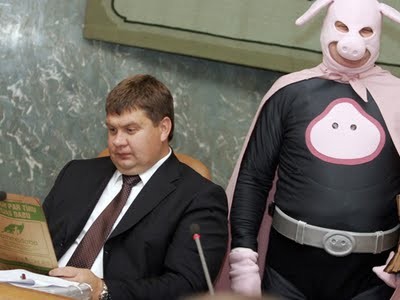 Покажите что-то,связанное со свиньёй?))))))))))))