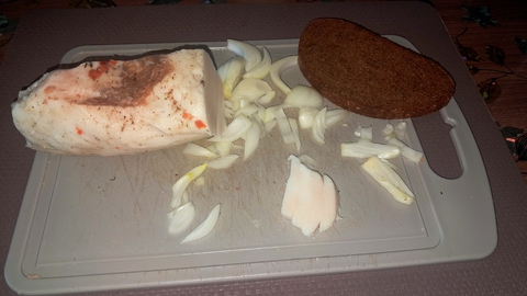 Сальце  солёное с лучком