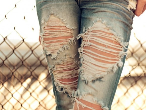 можете показать какие нибудь прикольные рваные джинсы?