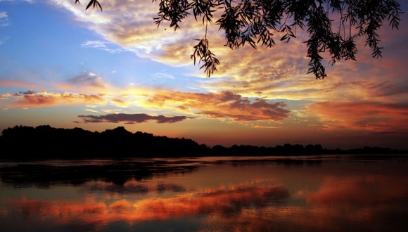 Покажите красивый закат на фоне воды ?