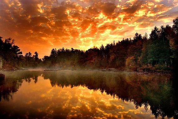 Покажите красивый закат на фоне воды ?