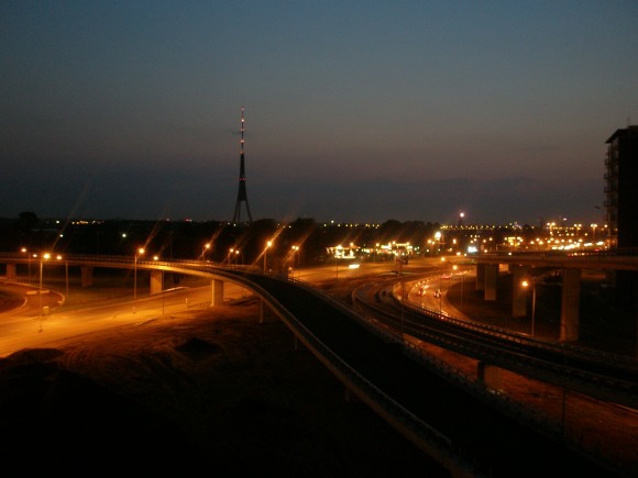 Покажите красивые фото ночного города в неоновом свете?