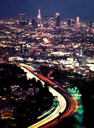 Покажите красивые фото ночного города в неоновом свете?