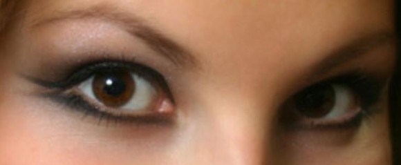 Девочки,как на ваш взгляд лучше красить глаза девушке с темными волосами?(картинка)