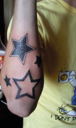  покажите Татуировку звёздочки на руке?