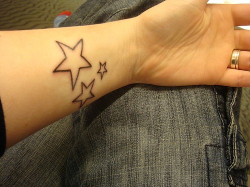  покажите Татуировку звёздочки на руке?