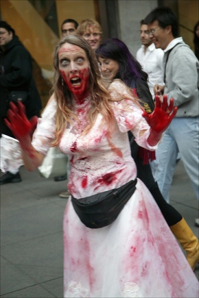 Как по-вашему выглядит симпатичная зомби-девушка?