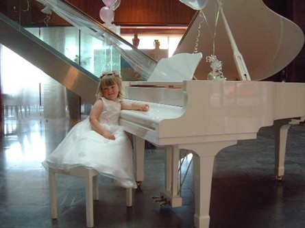 покажите фото ребенка в белом костюме за роялем. есть ли в нете такое?)