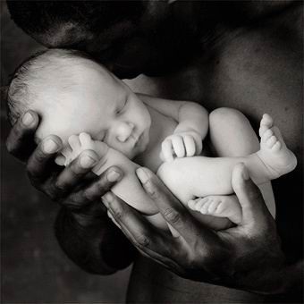 Покажите красивого мужчину с младенцем на руках?