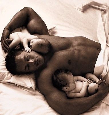 Покажите красивого мужчину с младенцем на руках?