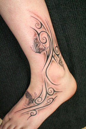 Покажите мне татуировку (tribal, "переплёты") на ноге, на косточке?