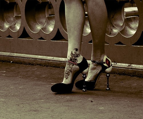 Покажите мне татуировку (tribal, "переплёты") на ноге, на косточке?