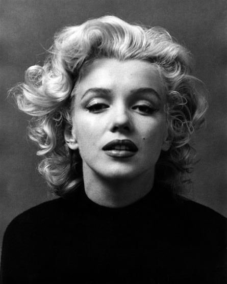 Покажете красивые фото Мерилин Монро в чёрном джемпере?