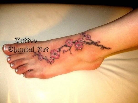 Подкиньте идею красивой татуировки в области подъема ноги.