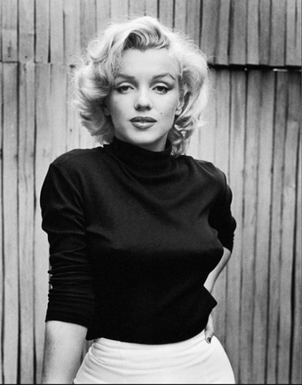 Покажете красивые фото Мерилин Монро в чёрном джемпере?