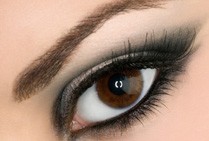Покажите макияж глаз с использованием темной палитры теней?