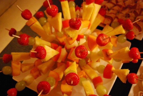 Покажите вкусные и красиво украшеные фрукты со сливками?