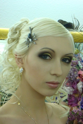 Покажите вечерний макияж для блондинки? ))