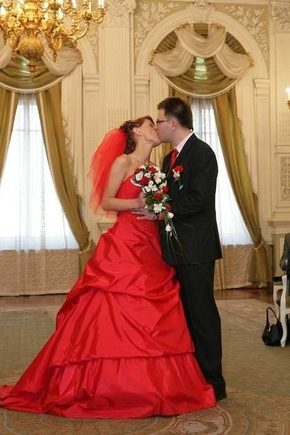 Покажите красивое красное или бордовое свадебные платье!