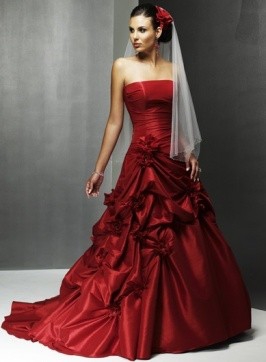 Покажите красивое красное или бордовое свадебные платье!