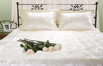 Покажите красивое постельное бельё для молодой пары. =)